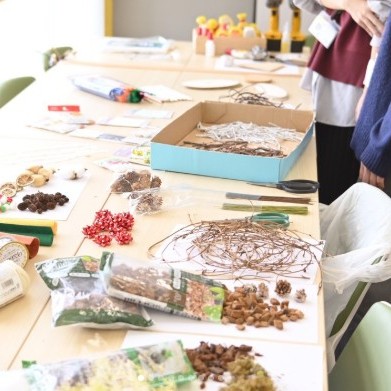 建築監督科・建築科・インテリア科の 合同オーキャンではミニチュアログハウスを 作りました