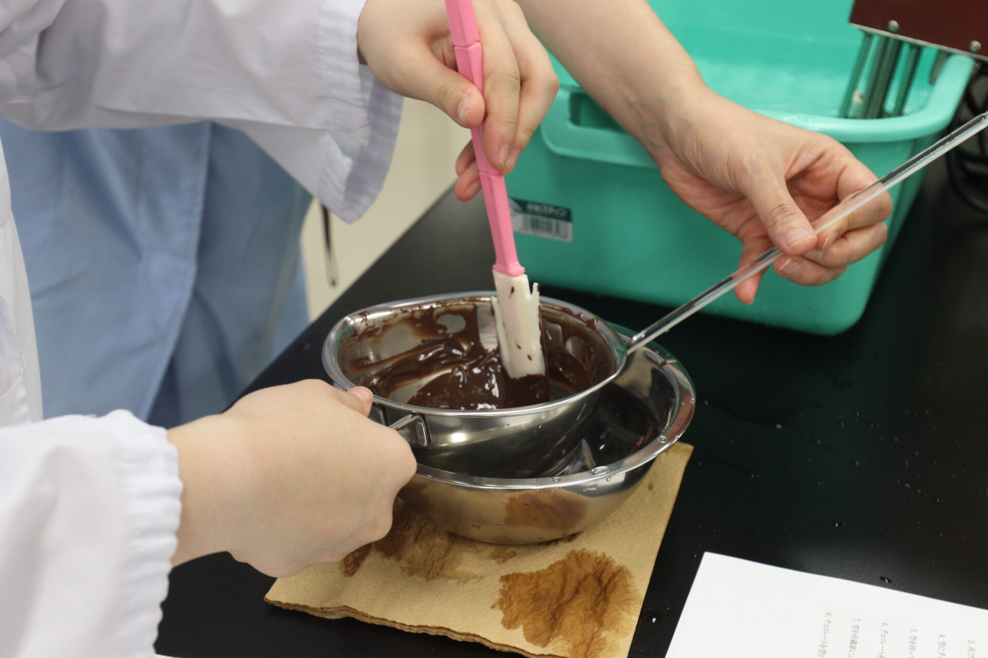 美味しいチョコレートをつくろう！ チョコレートは科学。カカオバターの結晶で口どけが決まる！