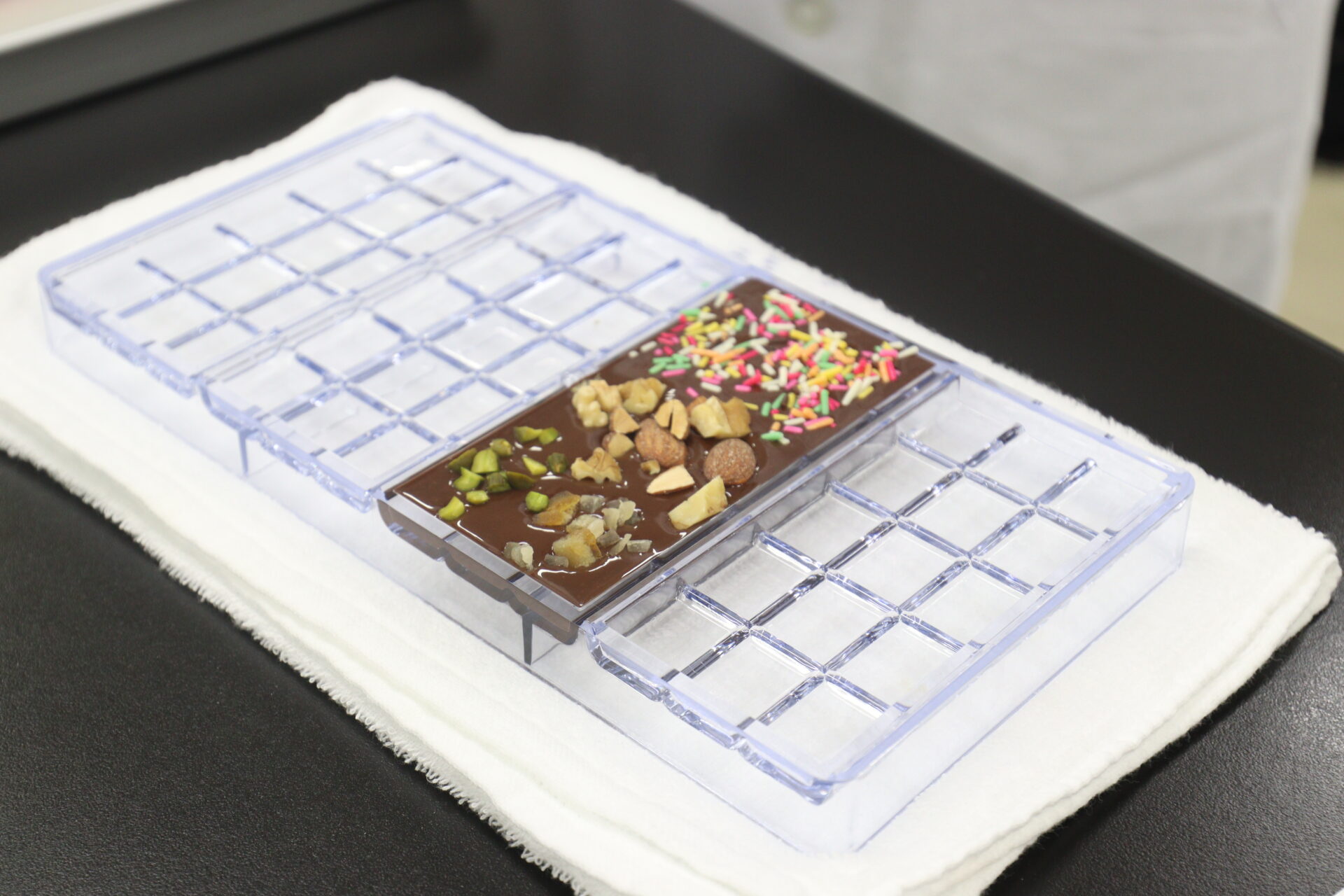 元パティシエの先生とおいしいチョコレートをつくろう！チョコレートの結晶の違いで口どけが決まります。