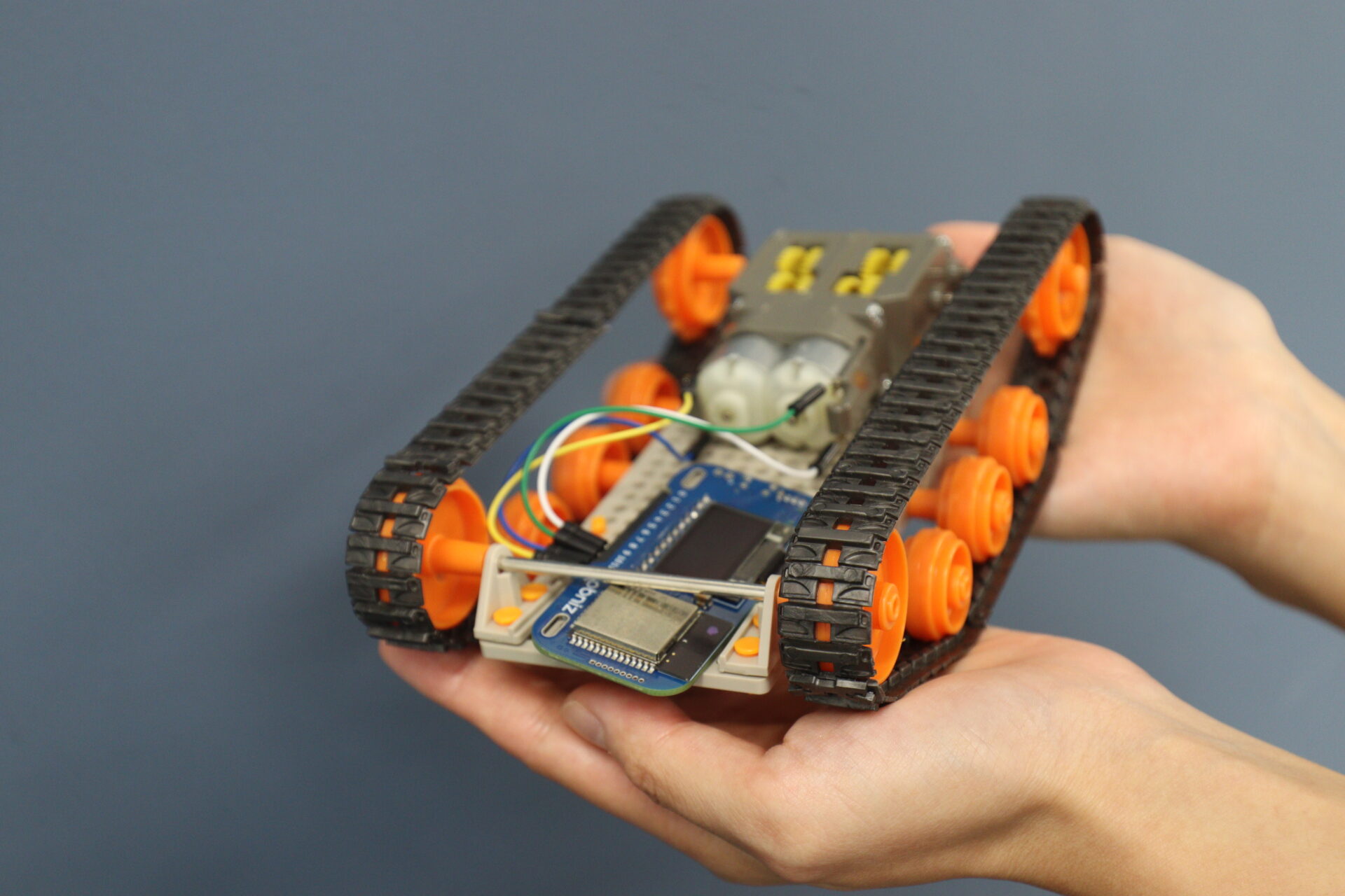 スマホやタブレットで操作できるラジコンカーをつくろう
